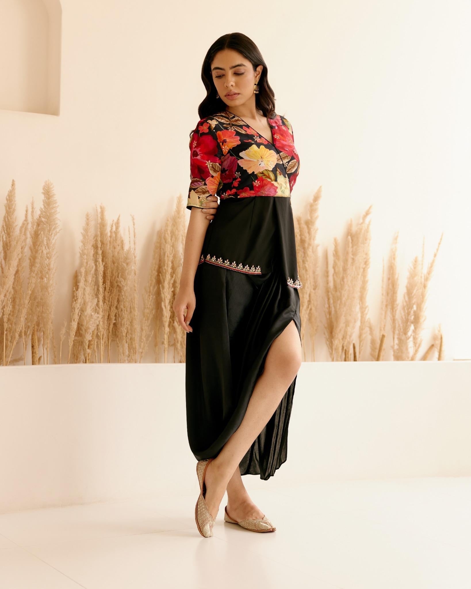 BLACK NOTCH SKIRT