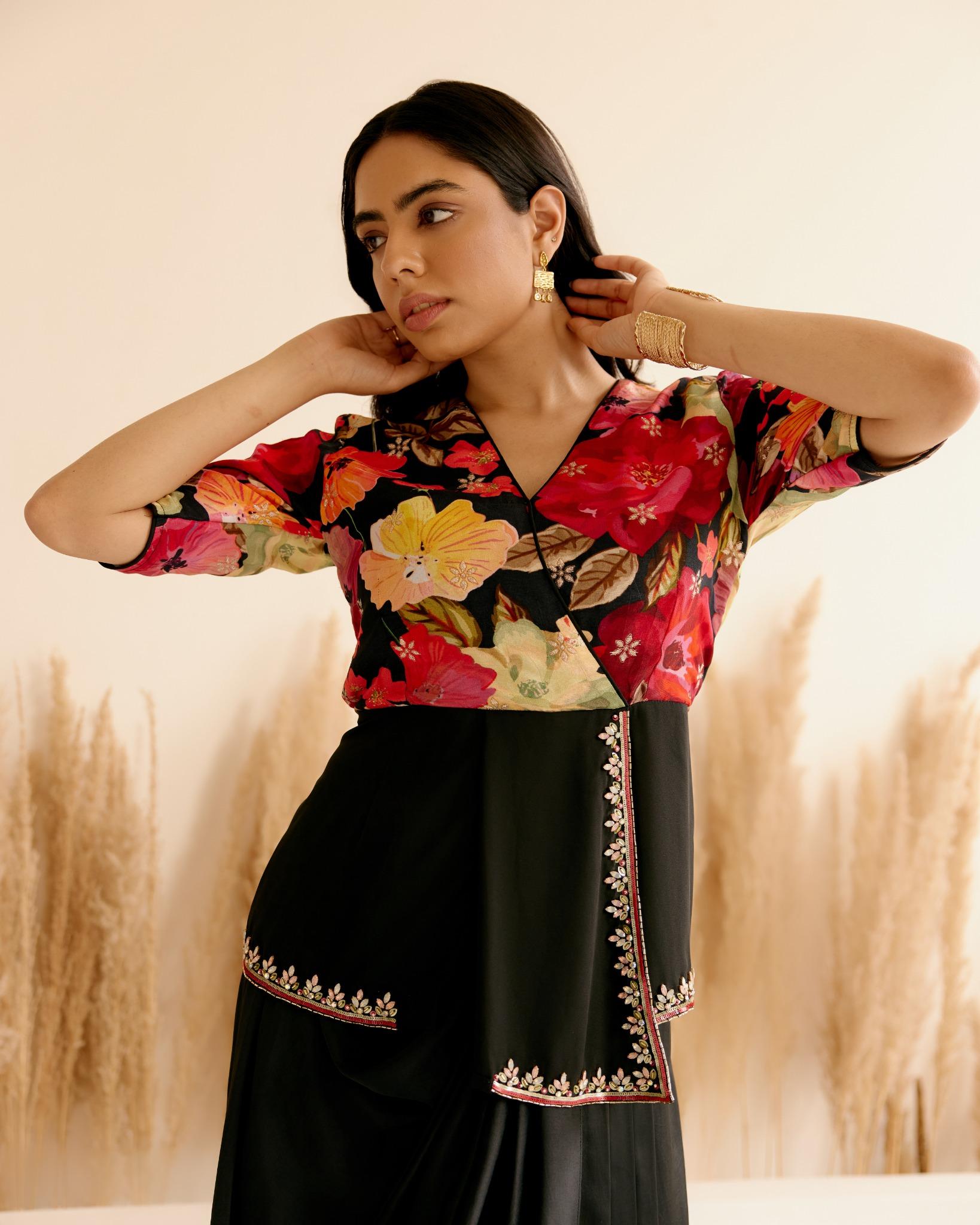 BLACK ZINNI NOTCH TOP