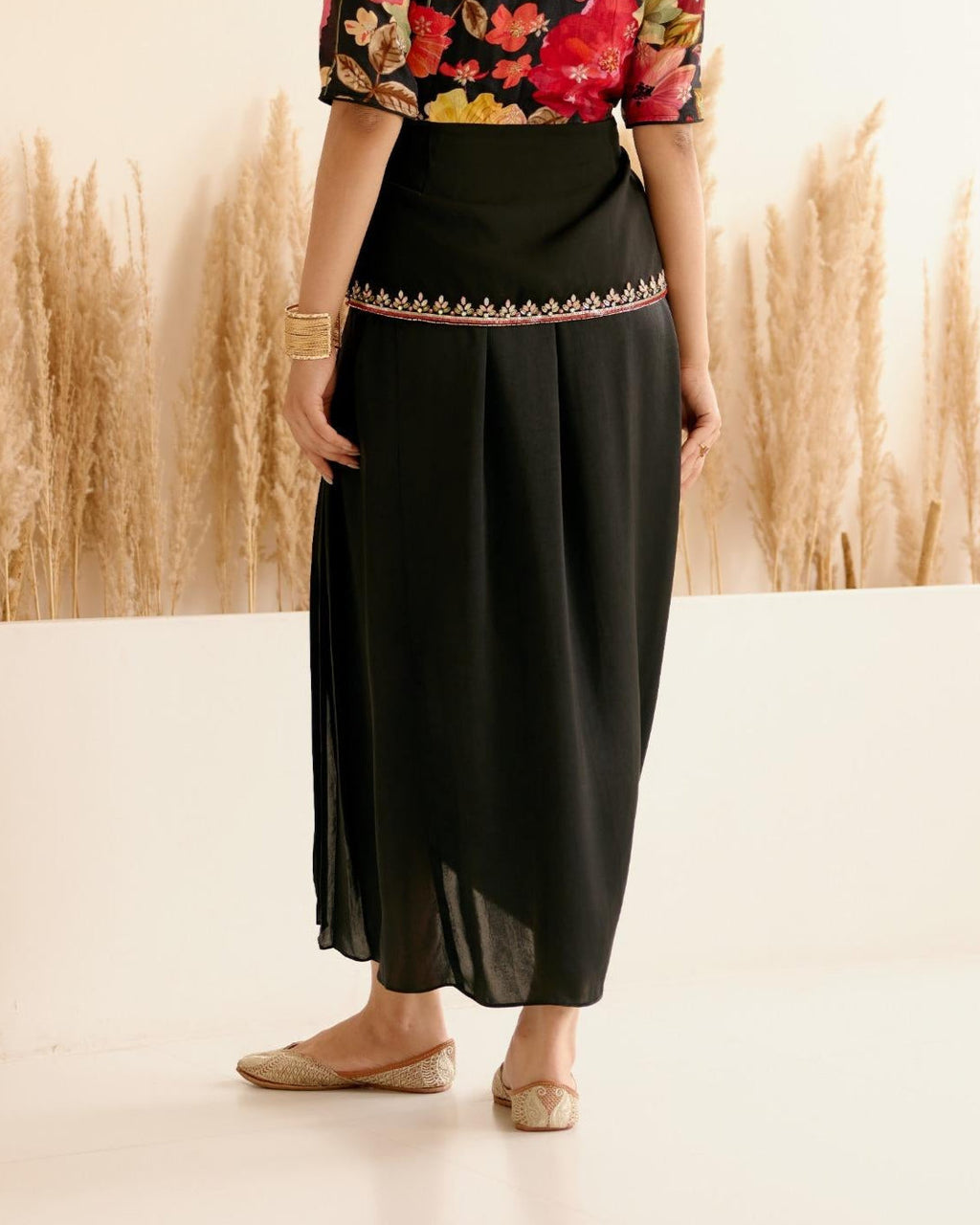 BLACK NOTCH SKIRT