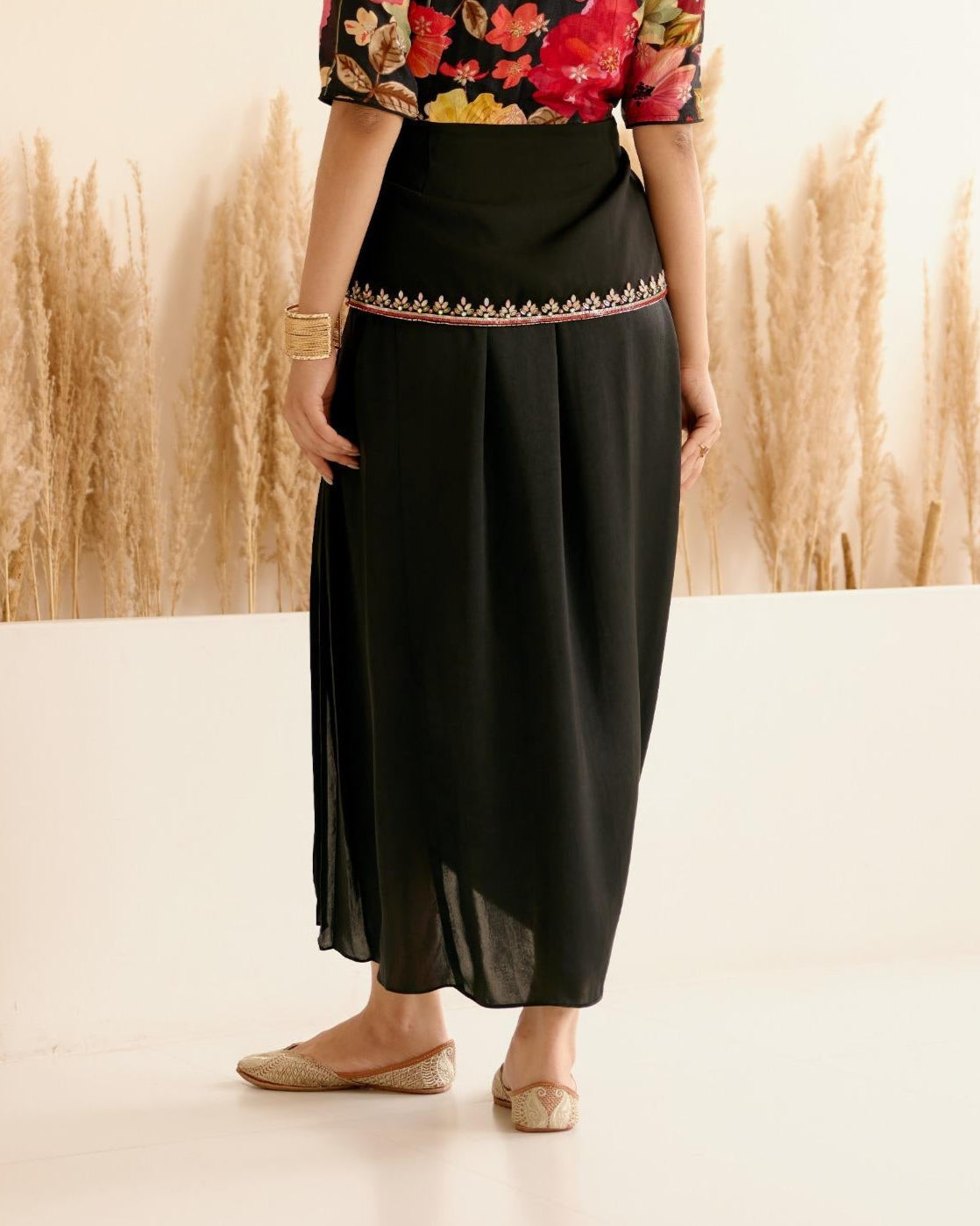 BLACK NOTCH SKIRT