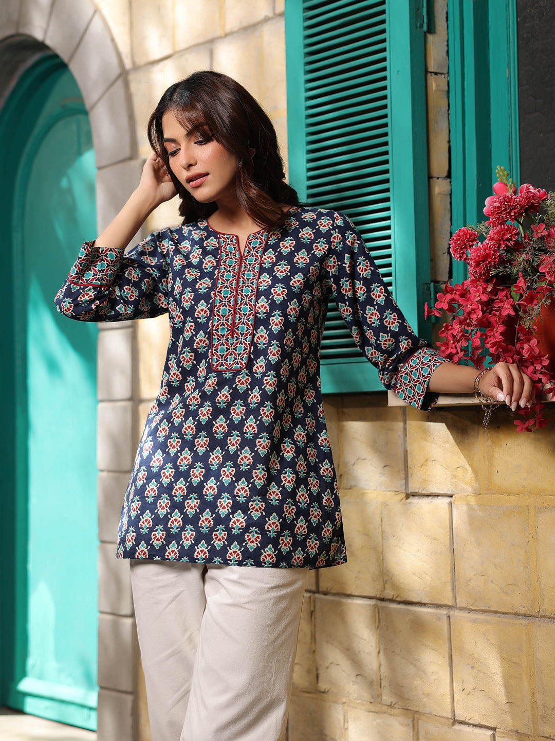 Women Navy Blue Ethnic Printed Straight Kurti