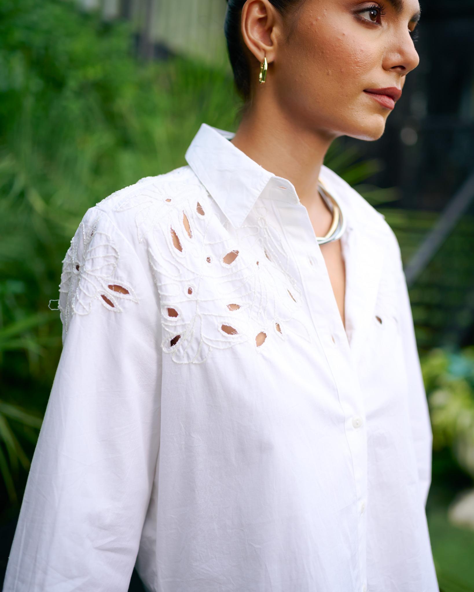 WHITE TECH COLLARED BUTTON DOWN SHIRT