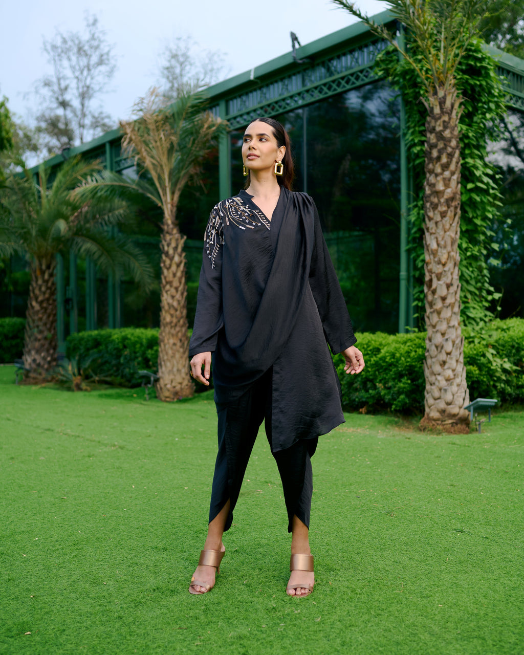 BLACK SNIPPET TOP