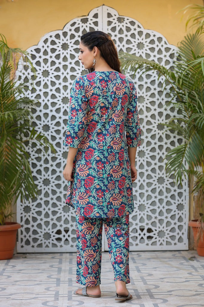 Women Blue Floral Printed Pure Cotton Kurta with Trousers