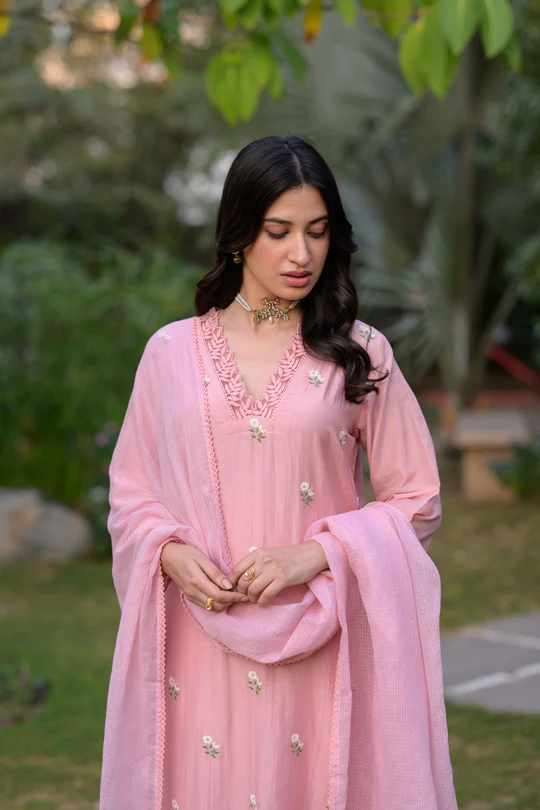 Pearl Pink Mul Chanderi Thread Embroidery With lace on neck Suit Set with Kota Doriya Duppatta - Image 2