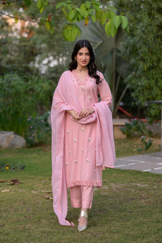 Pearl Pink Mul Chanderi Thread Embroidery With lace on neck Suit Set with Kota Doriya Duppatta - Image 4